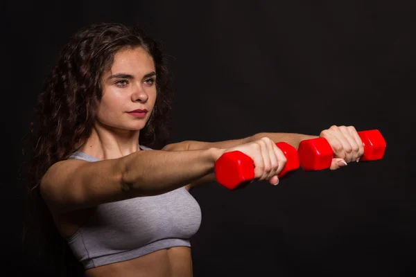 A bela menina de esportes em um fundo escuro — Fotografia de Stock