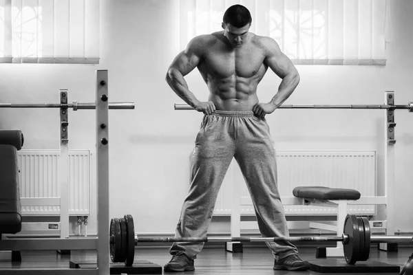 Entrenamiento de fuerza atleta profesional en el gimnasio —  Fotos de Stock