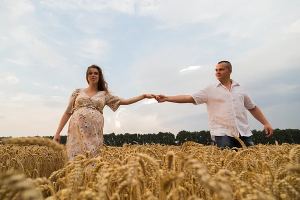 Mladý šťastný pár čeká dítě — Stock fotografie