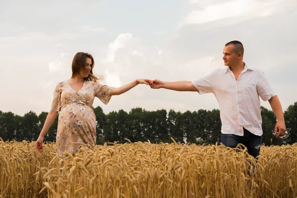 Young happy couple awaiting baby — Stock Photo, Image
