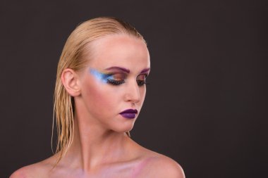 Karanlık bir arka plan sanat makyaj ile güzel model