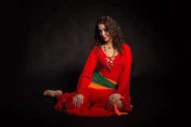 Karanlık bir arka plan üzerinde bir çingene şeklinde güzel esmer