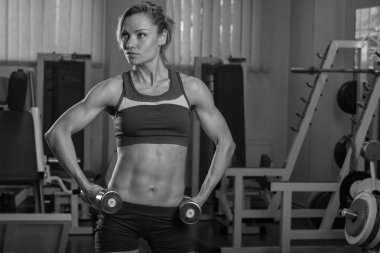 Güzel kız egzersizleri spor salonunda alır.