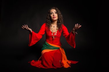 Karanlık bir arka plan üzerinde bir çingene şeklinde güzel esmer