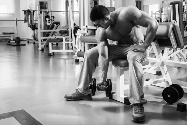 Entrenamiento de fuerza atleta profesional en el gimnasio — Foto de Stock