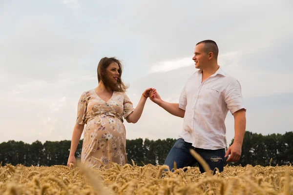 Joven feliz pareja esperando bebé — Foto de Stock