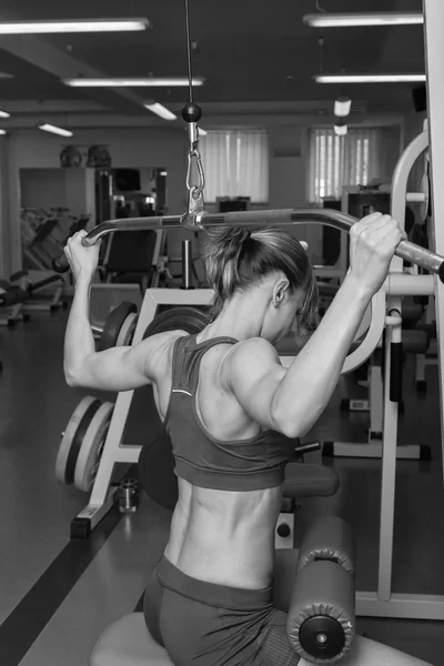 Menina bonita faz exercícios no ginásio — Fotografia de Stock