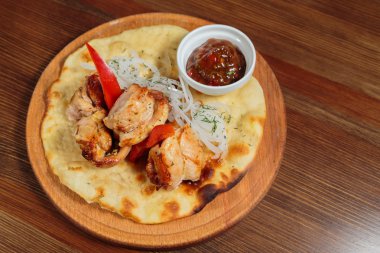 Sebzeli pide üzerinde iştah açıcı kavrulmuş et