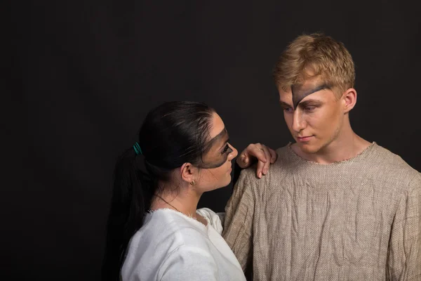 Joven pareja de bailarines enamorados sobre un fondo oscuro —  Fotos de Stock