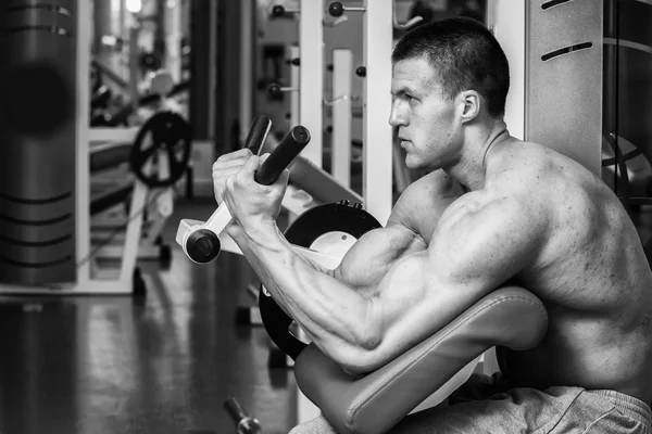 Treinamento de força atleta profissional no ginásio — Fotografia de Stock