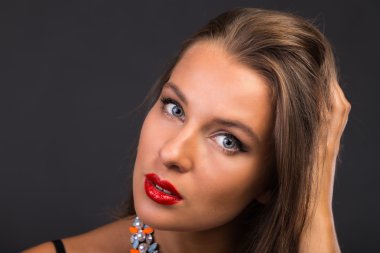 Koyu elbiseli güzel esmer