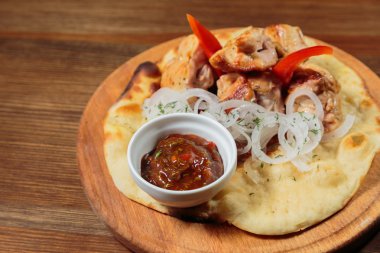 Sebzeli pide üzerinde iştah açıcı kavrulmuş et