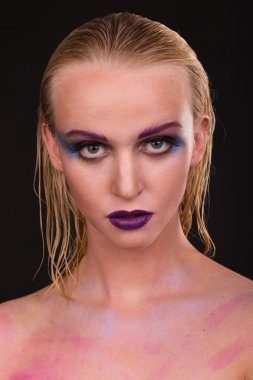 Karanlık bir arka plan sanat makyaj ile güzel model
