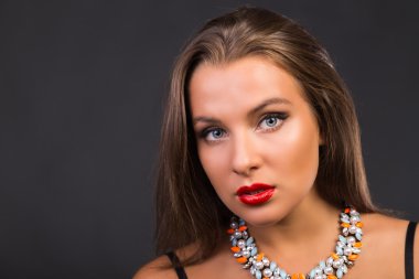 Koyu elbiseli güzel esmer