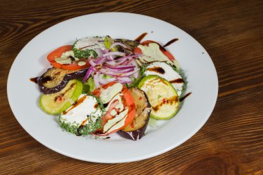 Sebzeli pide üzerinde iştah açıcı kavrulmuş et