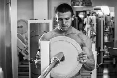 Gücü eğitim profesyonel sporcu spor salonunda