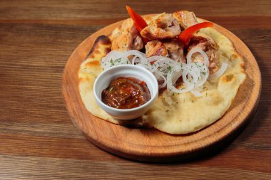 Sebzeli pide üzerinde iştah açıcı kavrulmuş et