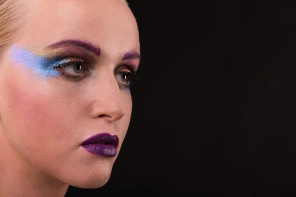 Hermosa modelo con maquillaje de arte sobre un fondo oscuro — Foto de Stock