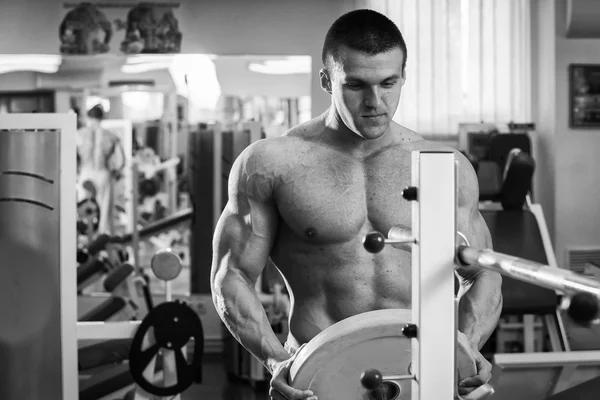 Allenamento di forza atleta professionista in palestra — Foto Stock