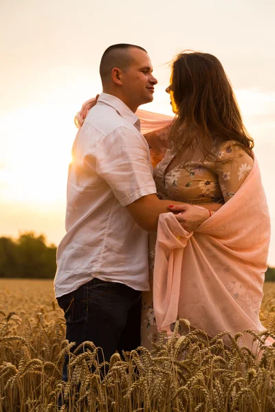 Young happy couple awaiting baby — Stock Photo, Image