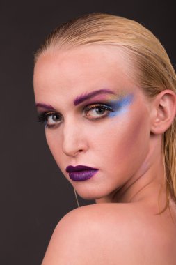Karanlık bir arka plan sanat makyaj ile güzel model