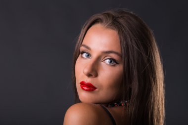 Koyu elbiseli güzel esmer