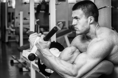 Gücü eğitim profesyonel sporcu spor salonunda