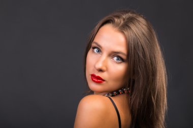 Koyu elbiseli güzel esmer