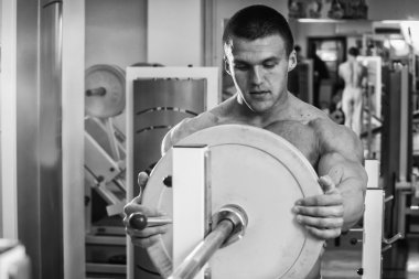 Gücü eğitim profesyonel sporcu spor salonunda