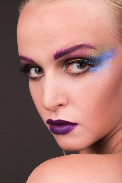 Hermosa modelo con maquillaje de arte sobre un fondo oscuro —  Fotos de Stock