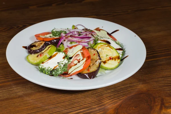 Antipasto di carne arrosto con verdure sul pane pita — Foto Stock