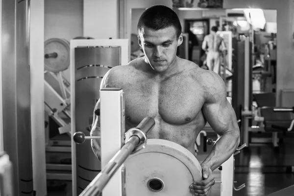 Entrenamiento de fuerza atleta profesional en el gimnasio — Foto de Stock