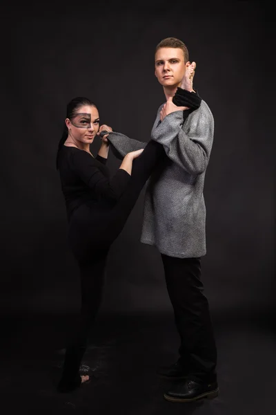 Jong koppel in liefde dansers op een donkere achtergrond — Stockfoto