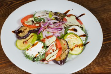 Beyaz tabakta tavuk ile lezzetli bir salata