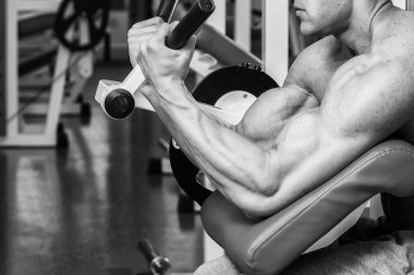 Gücü eğitim profesyonel sporcu spor salonunda