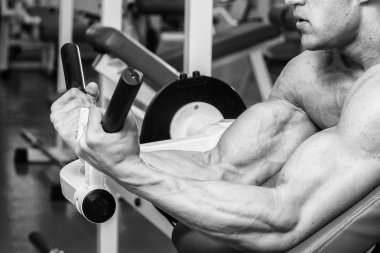 Gücü eğitim profesyonel sporcu spor salonunda