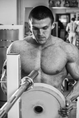 Gücü eğitim profesyonel sporcu spor salonunda