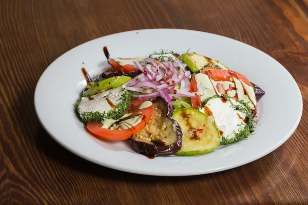 Una deliziosa insalata con pollo su un piatto bianco — Foto Stock