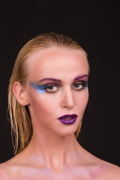 Bellissimo modello con trucco artistico su sfondo scuro — Foto Stock