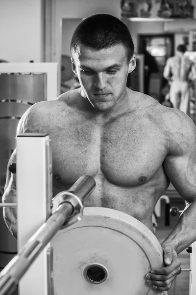 Allenamento di forza atleta professionista in palestra — Foto Stock