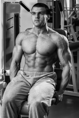 Gücü eğitim profesyonel sporcu spor salonunda
