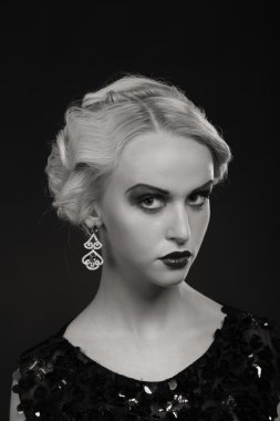 Karanlık bir arka plan üzerinde vintage elbiseli güzel sarışın