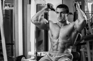 Gücü eğitim profesyonel sporcu spor salonunda