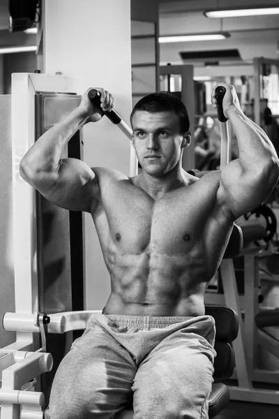 Entrenamiento de fuerza atleta profesional en el gimnasio — Foto de Stock