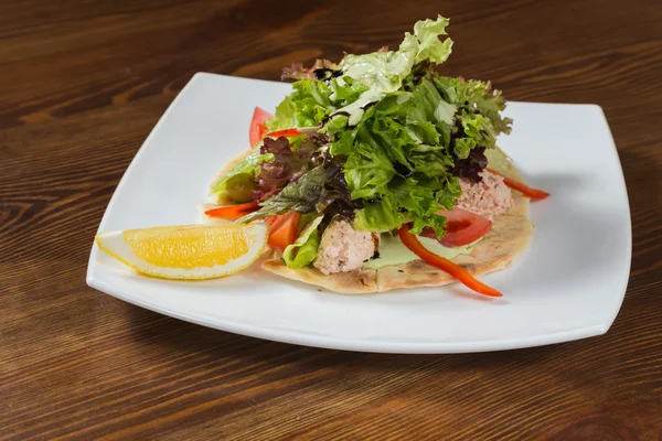 Ein köstlicher Salat mit Hühnchen auf einem weißen Teller — Stockfoto