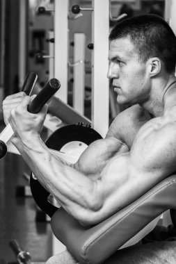 Gücü eğitim profesyonel sporcu spor salonunda