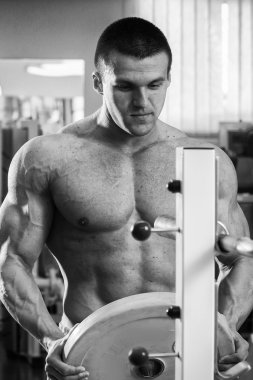 Gücü eğitim profesyonel sporcu spor salonunda