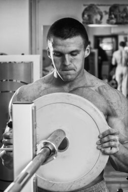 Gücü eğitim profesyonel sporcu spor salonunda