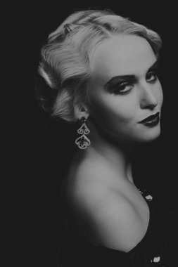 Bir arka plan üzerinde vintage elbiseli güzel sarışın