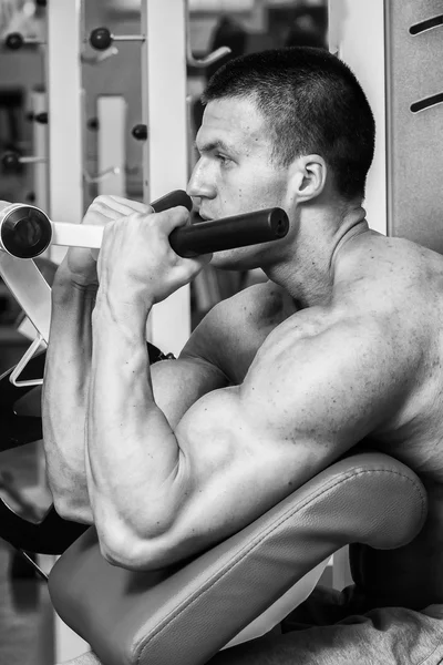 Entrenamiento de fuerza atleta profesional en el gimnasio — Foto de Stock